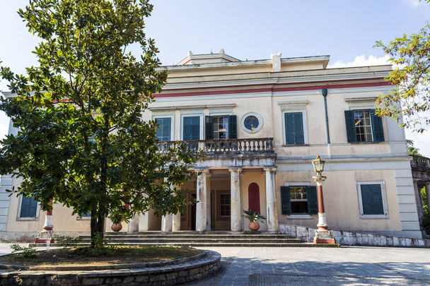 Palácio de Mon Repos na ilha de Corfu, Grécia
 - Foto, Imagem