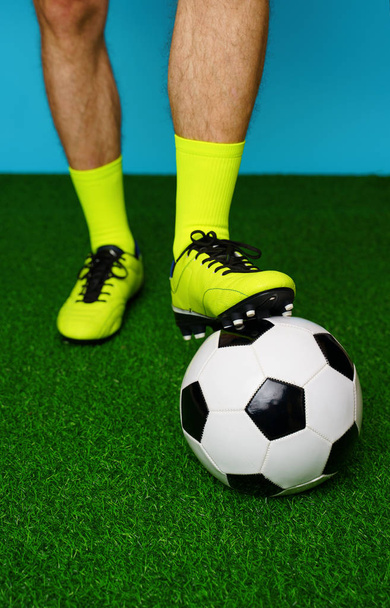 Futballista labdát a zöld fű. - Fotó, kép