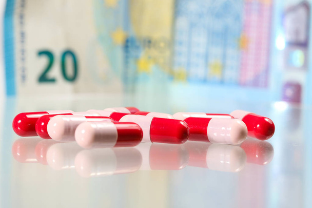 Gyógyszertári ipar antibiotikumok és pénz - Fotó, kép