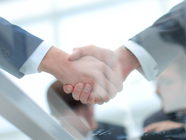 hommes d'affaires serrant la main close seup.business fond
 - Photo, image