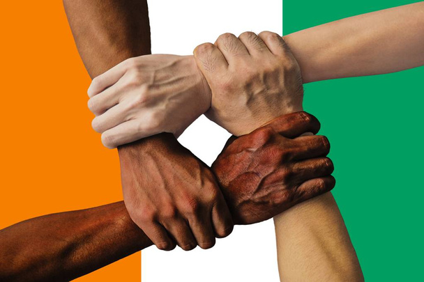 Flagge der Elfenbeinküste, Integration einer multikulturellen Gruppe junger Menschen - Foto, Bild