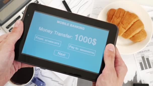Ο επιχειρηματίας κάνει μια μεταφορά χρημάτων μέσω μιας κινητής Τράπεζας. Τραπεζικές συναλλαγές στο διαδίκτυο. Επαγγελματικό γεύμα. Προσαρμοσμένος σχεδιασμός μπλε διεπαφής - Πλάνα, βίντεο