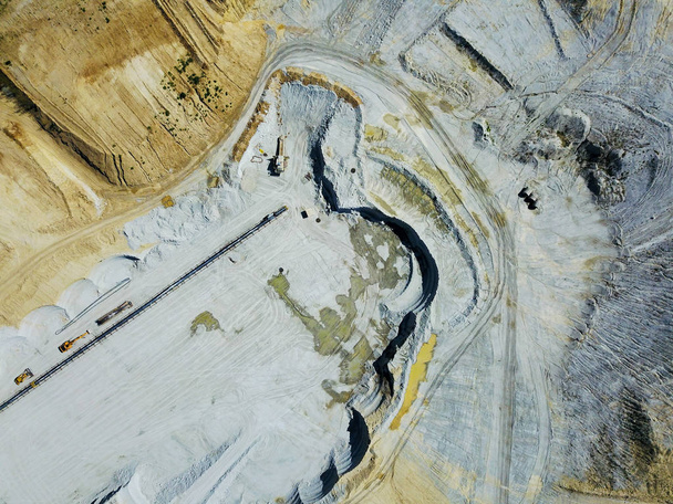 Letecký pohled na betonový cement na povrchové těžbě Fruska Gora srbská - Fotografie, Obrázek