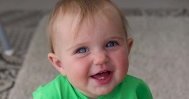 Sevimli bebek gülümsüyor ve gülüyor - Video, Çekim