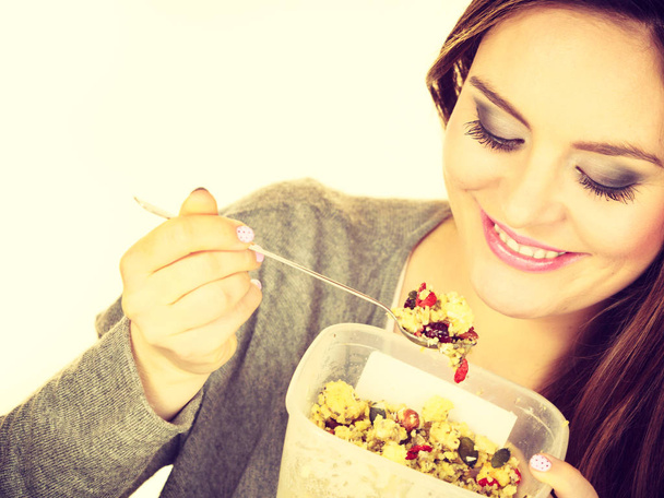 Žena jíst ovesné vločky s suché plody. Diety - Fotografie, Obrázek