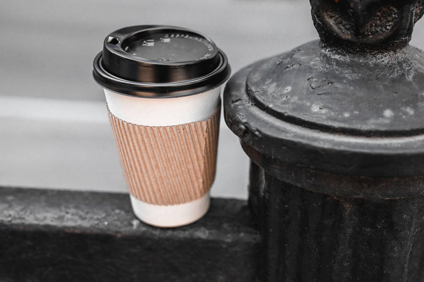 бумажный кофе чашку с бумажным пакетом готовы идти или забрать кофе
 - Фото, изображение