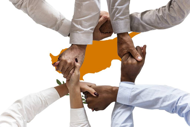 Bandera de Chipre, integración de un grupo multicultural de jóvenes
 - Foto, imagen