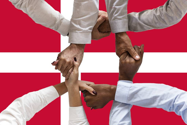 Danimarka bayrağı, çok kültürlü gençlerden oluşan bir grubun bölünmesi. - Fotoğraf, Görsel