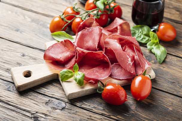 Italian antipasto with bresaola and red wine - Foto, Imagen