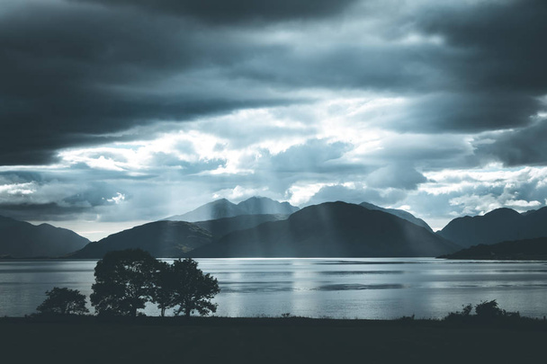 Mystic landscape lake scenery in Scotland: Cloudy sky, meadow, t - Foto, Imagen