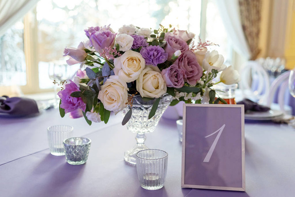 Tarjeta con el número de la mesa. Una mesa de banquete de boda para invitados
 - Foto, Imagen