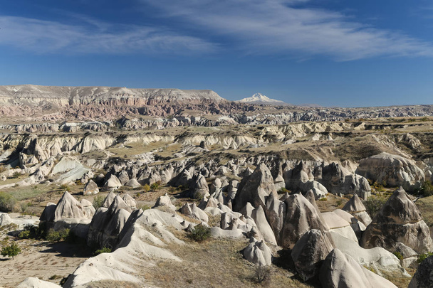 Cappadocia uitzicht vanuit Love Valley in Nevsehir, Turkije - Foto, afbeelding