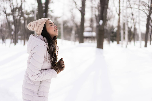 Gyönyörű fiatal ázsiai nő, mosolygós boldog utazási havas téli szezonban: Hokkaido, Japán - Fotó, kép