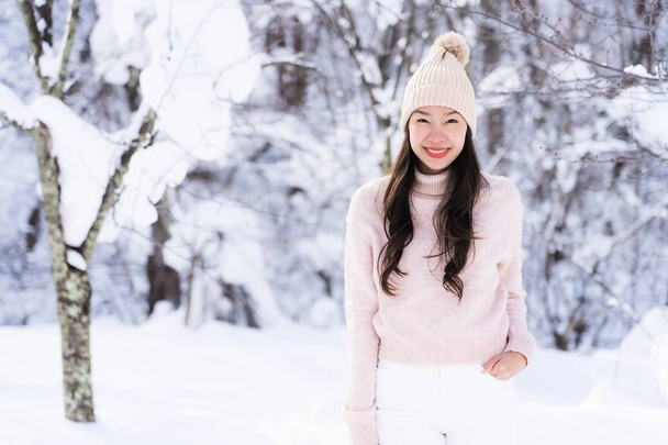 Portret mooie jonge Aziatische vrouw lachen gelukkig reizen en genieten met sneeuw winterseizoen in Hokkaido Sapporo-Japan - Foto, afbeelding