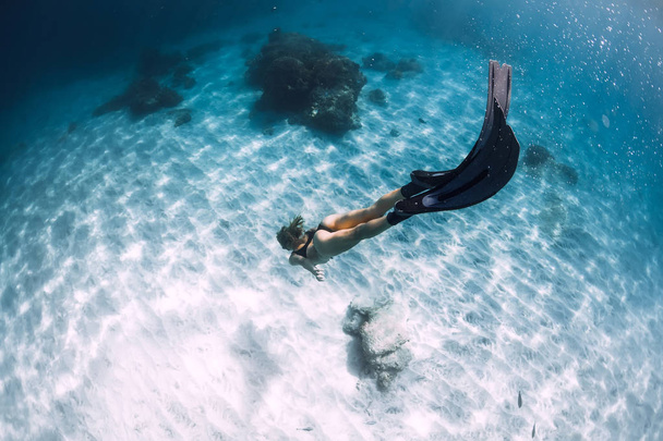 Kobieta freediver z piaskiem nad piaszczystym morzem z płetwami na Hawajach - Zdjęcie, obraz