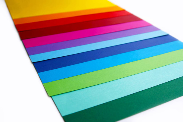 Több, élénk színű papírlap geometriai összetétele. Megfelelő hátteret a design, prezentáció, prospektus, web, banner, katalógus, plakát, könyv, magazin  - Fotó, kép
