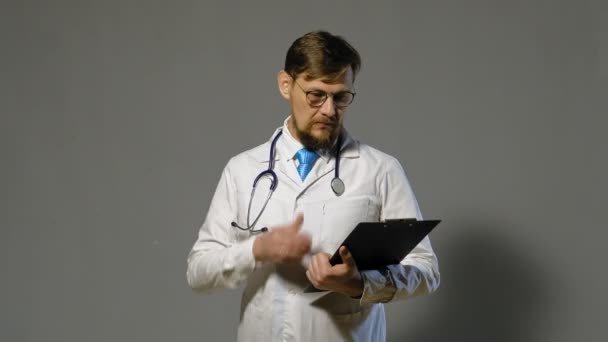 doctor man in white coat on gray background, medicine concept - Πλάνα, βίντεο