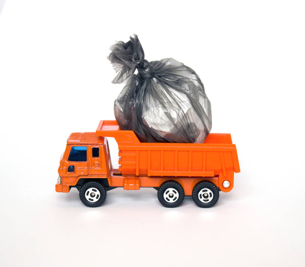 Zabawka śmieciarka z worków na śmieci na białym tle - Zdjęcie, obraz