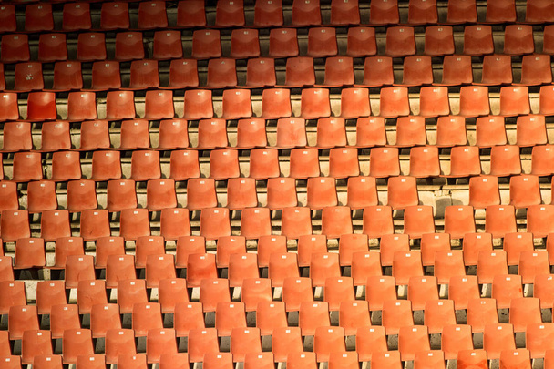 Sièges vides rouges au stade de football
 - Photo, image