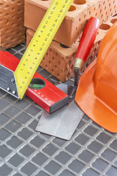 Herramientas y accesorios para reparación y construcción
 - Foto, imagen