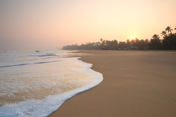 Morgengrauen am Strand von hikkaduwa, sri lanka - Foto, Bild