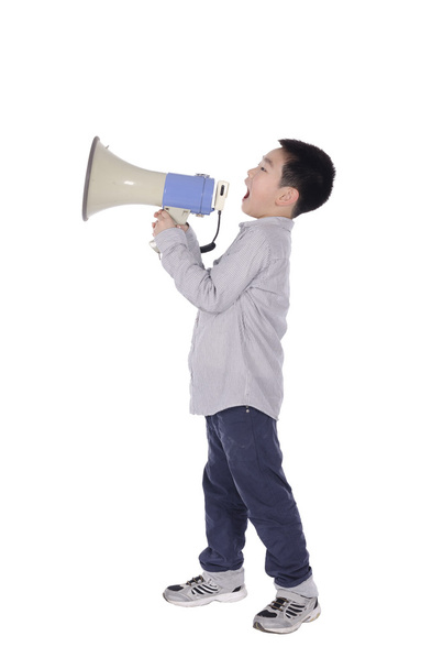Lapsi huutaa megafonille
 - Valokuva, kuva