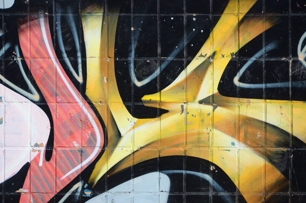 Fragment van gekleurde straatkunst graffiti schilderijen met contouren en arcering close-up. Achtergrond textuur van de jeugd hedendaagse kunst cultuur. Geel oranje en bruine kleuren - Foto, afbeelding
