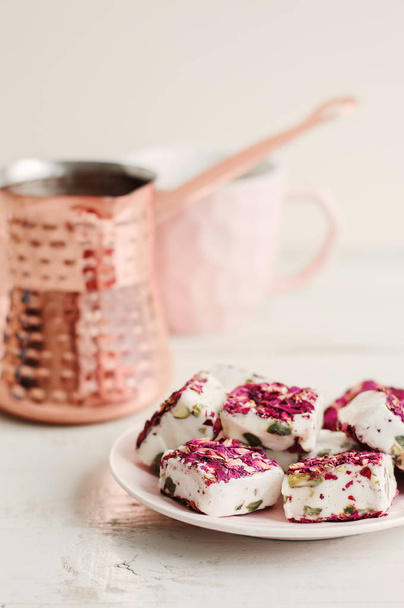 Turrón árabe dulce con pétalos de rosa y café turco
 - Foto, imagen