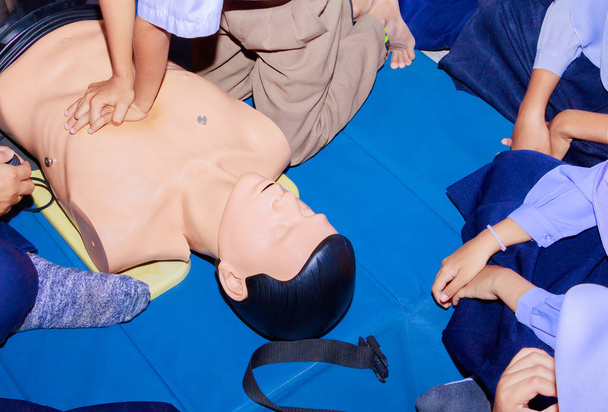 main étudiant Pompe cardiaque avec mannequin médical sur la RCR, en formation de recyclage d'urgence
 - Photo, image