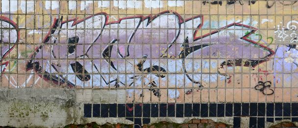 Θραύσμα από χρωματιστούς πίνακες γκράφιτι του δρόμου με καμπύλες και σκίαση. Φόντο της κουλτούρας της σύγχρονης τέχνης της νεολαίας. Μωβ και λευκά χρώματα - Φωτογραφία, εικόνα