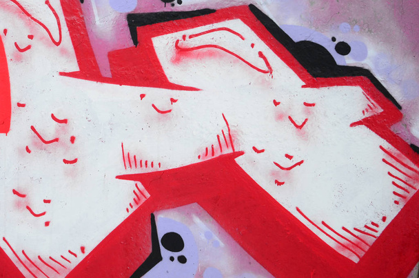 Θραύσμα από χρωματιστούς πίνακες γκράφιτι του δρόμου με καμπύλες και σκίαση. Φόντο της κουλτούρας της σύγχρονης τέχνης της νεολαίας. Ροζ κόκκινα και μαύρα χρώματα - Φωτογραφία, εικόνα