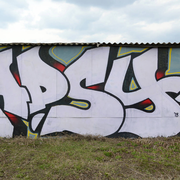 Töredéke a színes utcai művészet graffiti festmények kontúrok és árnyékolás közelről. Háttér textúra ifjúsági kortárs művészet kultúra. Fekete-fehér és piros színek - Fotó, kép