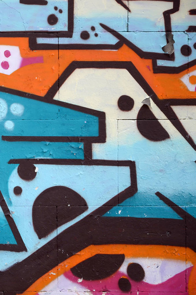 Fragment barevných pouličních kreseb graffiti obrazy s obrysy a stínováním jsou blízko. Základní struktura moderní umělecké kultury pro mládež. Modré oranžové a černé barvy - Fotografie, Obrázek