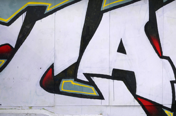 Θραύσμα από χρωματιστούς πίνακες γκράφιτι του δρόμου με καμπύλες και σκίαση. Φόντο της κουλτούρας της σύγχρονης τέχνης της νεολαίας. Μαύρο λευκό και κόκκινο χρώμα - Φωτογραφία, εικόνα