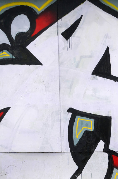 Fragmento de pinturas de graffiti de arte urbano de colores con contornos y sombreado de cerca. Textura de fondo de la cultura del arte contemporáneo juvenil. Negro blanco y rojo colores
 - Foto, imagen