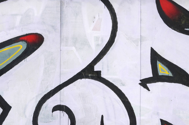 Фрагмент цветных уличных граффити с контурами и затенением крупным планом. Фоновая текстура молодежной культуры современного искусства. Черный белый и красный цвета
 - Фото, изображение