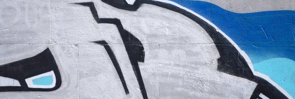 Θραύσμα από χρωματιστούς πίνακες γκράφιτι του δρόμου με καμπύλες και σκίαση. Φόντο της κουλτούρας της σύγχρονης τέχνης της νεολαίας. Μπλε και χρώμιο χρώματα - Φωτογραφία, εικόνα