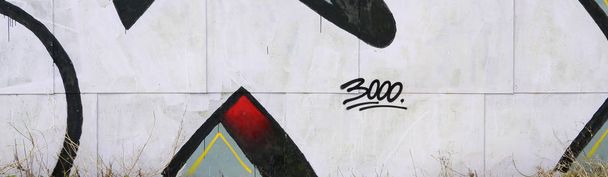 Töredéke a színes utcai művészet graffiti festmények kontúrok és árnyékolás közelről. Háttér textúra ifjúsági kortárs művészet kultúra. Fekete-fehér és piros színek - Fotó, kép