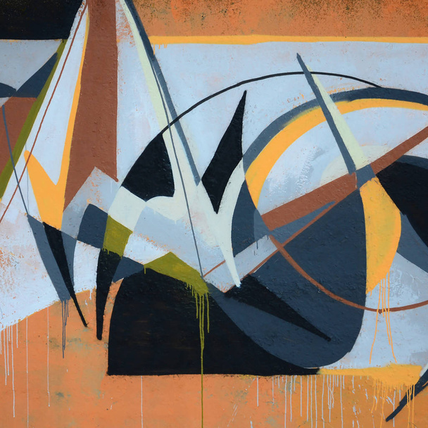 Фрагмент цветных уличных граффити с контурами и затенением крупным планом. Фоновая текстура молодежной культуры современного искусства. Серый и оранжевый цвета
 - Фото, изображение