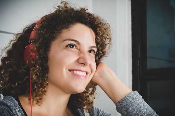 Portrait of woman listening to music with headphones - Foto, Imagen