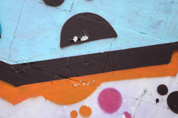 Fragmento de pinturas de graffiti de arte urbano de colores con contornos y sombreado de cerca. Textura de fondo de la cultura del arte contemporáneo juvenil. Colores azul naranja y negro
 - Foto, Imagen