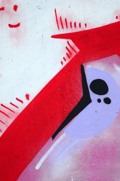 Fragmento de pinturas de graffiti de arte urbano de colores con contornos y sombreado de cerca. Textura de fondo de la cultura del arte contemporáneo juvenil. Colores rosa rojo y negro
 - Foto, imagen