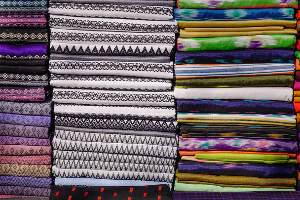 Têxtil colorido para venda em um mercado de rua
 - Foto, Imagem