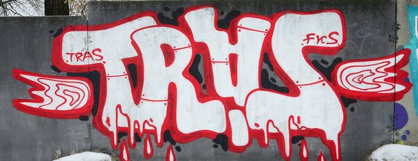 Θραύσμα από χρωματιστούς πίνακες γκράφιτι του δρόμου με καμπύλες και σκίαση. Φόντο της κουλτούρας της σύγχρονης τέχνης της νεολαίας. Ροζ κόκκινα και μαύρα χρώματα - Φωτογραφία, εικόνα