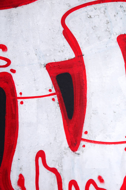 Fragmento de pinturas de graffiti de arte urbano de colores con contornos y sombreado de cerca. Textura de fondo de la cultura del arte contemporáneo juvenil. Colores rosa rojo y negro
 - Foto, Imagen