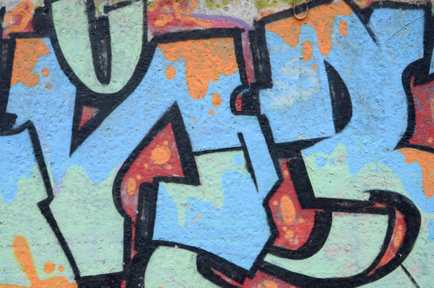 Θραύσμα από χρωματιστούς πίνακες γκράφιτι του δρόμου με καμπύλες και σκίαση. Φόντο της κουλτούρας της σύγχρονης τέχνης της νεολαίας. Μπλε πορτοκαλί και μαύρα χρώματα - Φωτογραφία, εικόνα