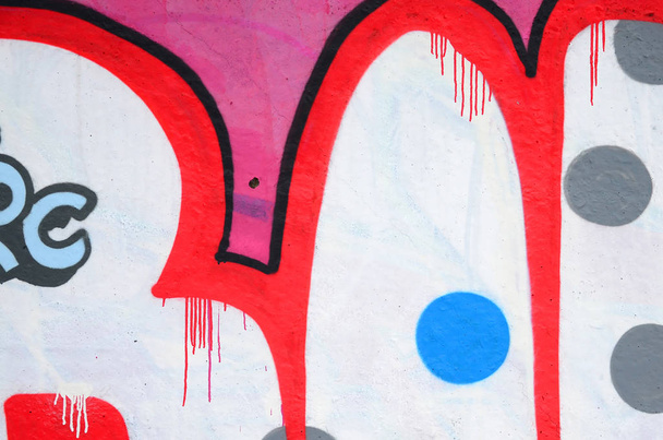 Fragment barevných pouličních kreseb graffiti obrazy s obrysy a stínováním jsou blízko. Základní struktura moderní umělecké kultury pro mládež. Růžové červené a černé barvy - Fotografie, Obrázek