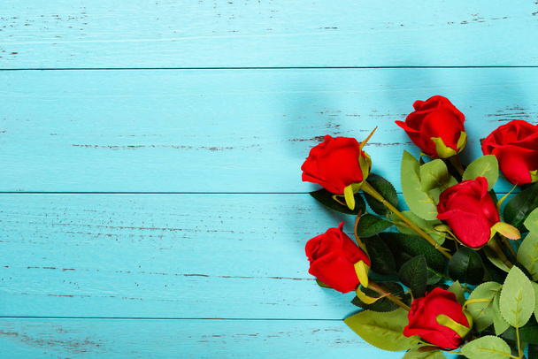 rozen op blauwe houten achtergrond met Kopieer ruimte - Foto, afbeelding
