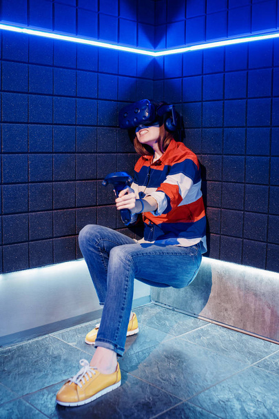 Girl in a virtual reality helmet scared - Foto, Imagen