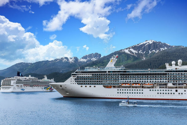 Két Cruise Ships az alaszkai-hegység - Fotó, kép